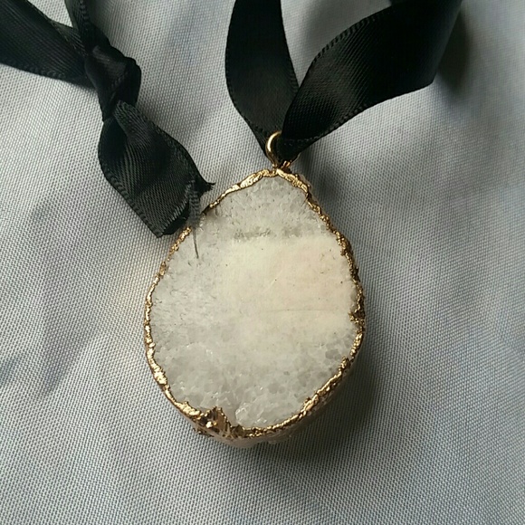 Druisy Quartz Pendant - Picture 2 of 2